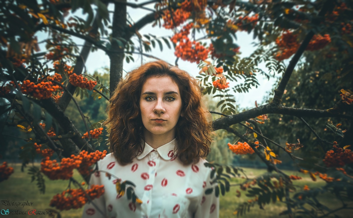 Mädchen in Eberesche