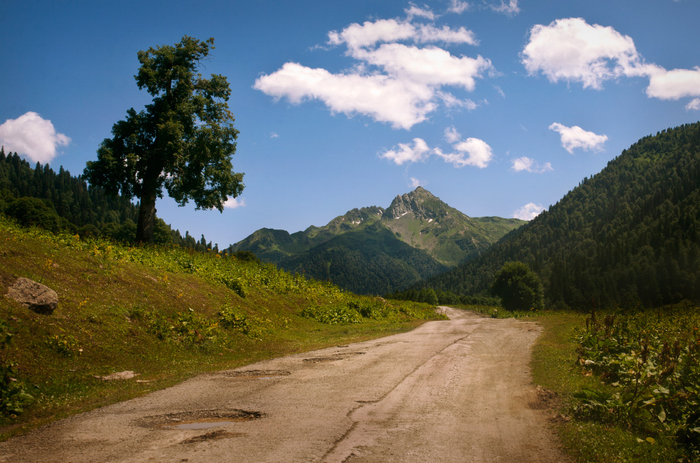 Auf der Straße mit Wolken