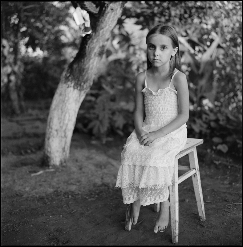 Porträt von Pauline in einem weißen Kleid