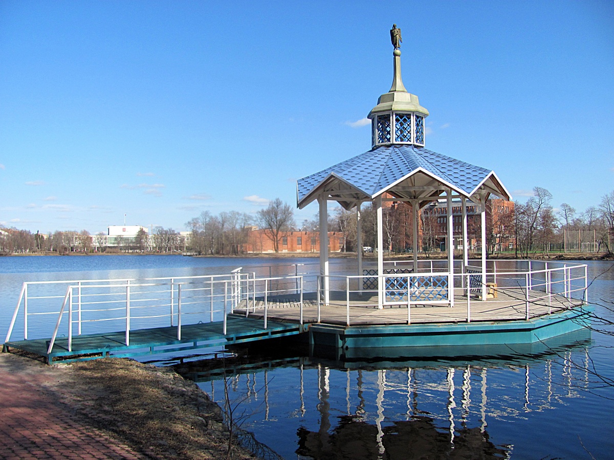 Pavillon auf dem Wasser