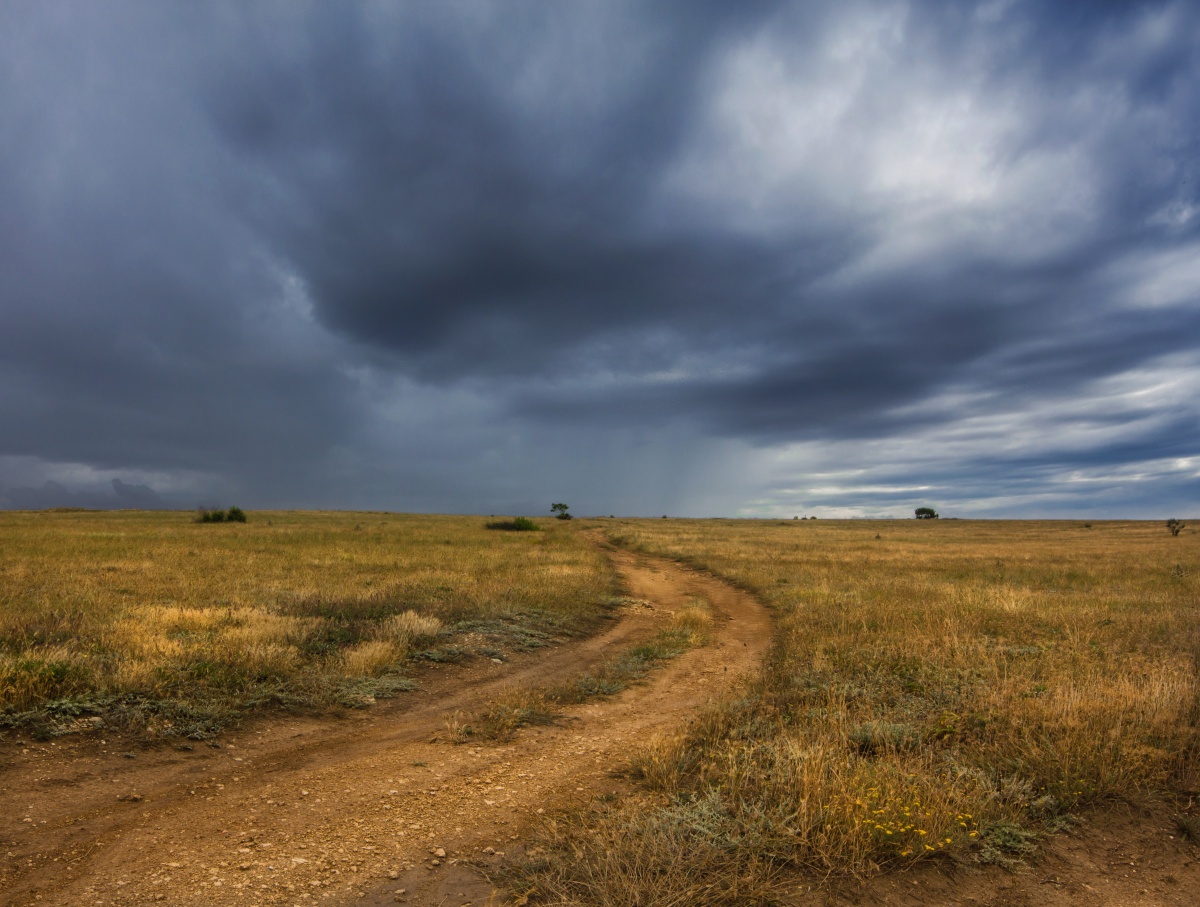 Straße zum stürmischen Himmel
