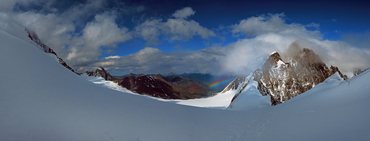 Regenbogen über dem Gletscher Mensu