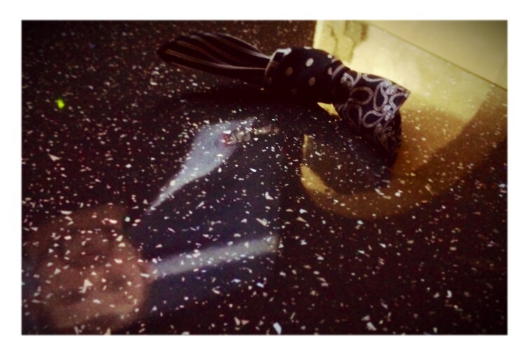 Teufel, die mit einem Seitenbogen