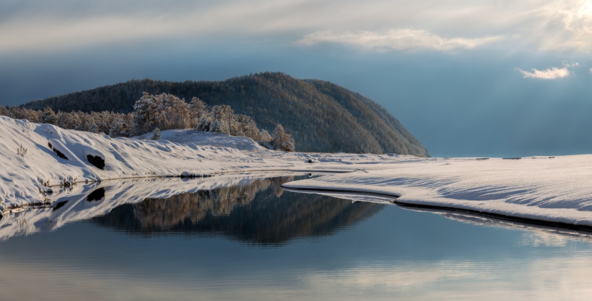 Reflektiert den Hügel hinauf.