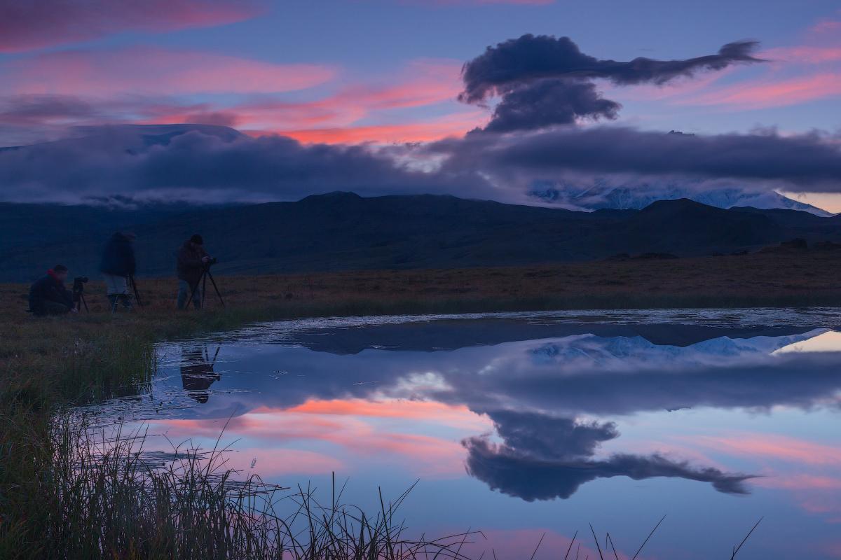 Drachen saß auf dem Vulkan