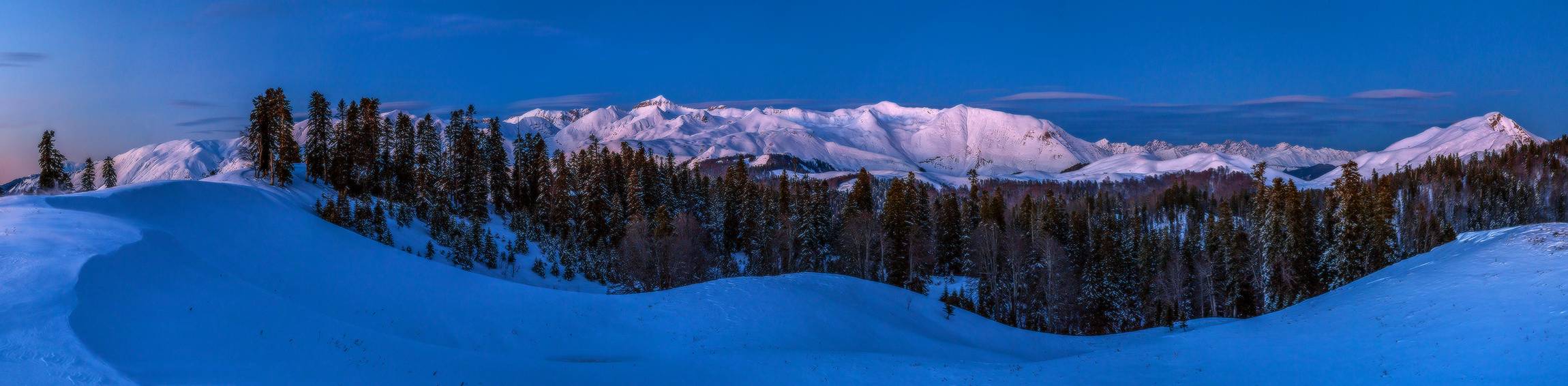 Schneebedeckte Berge in der Abenddämmerung.