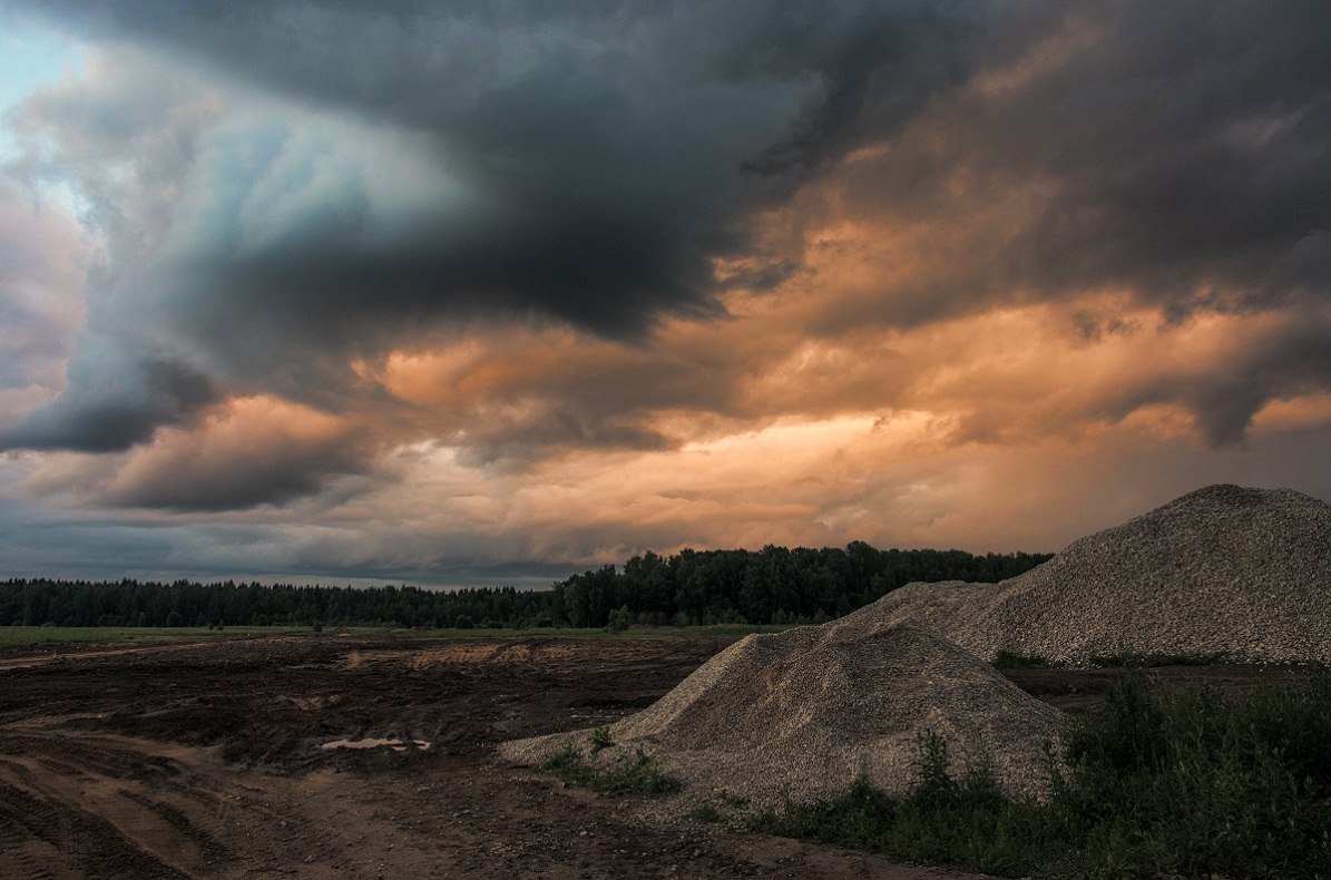 Und über dem trüben Erde, Himmel voller Sturm ...