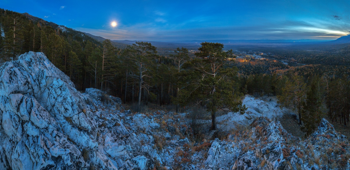 Am unteren Ende der Lichter des Dorfes Arshan.