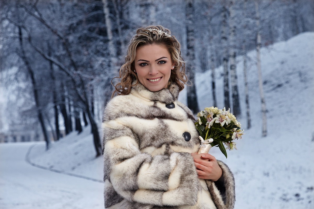 Hübsche Frau in einem Winterpark