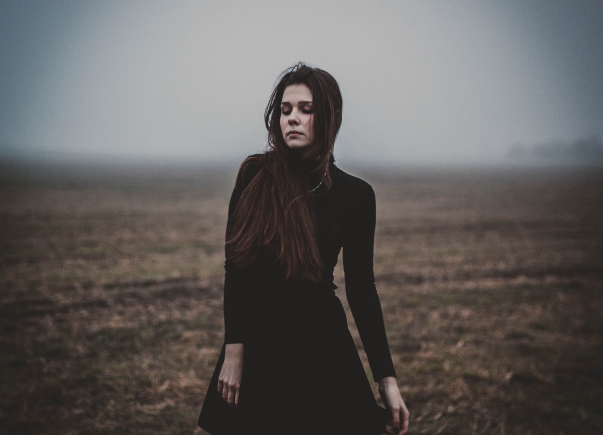 Mädchen in einer nebligen Feld