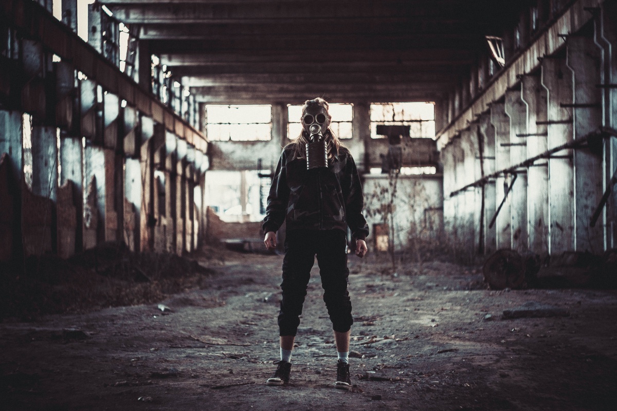 Ein Mann in einer Gasmaske 2