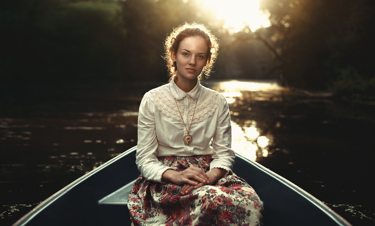 Bei Sonnenuntergang auf dem Fluss.