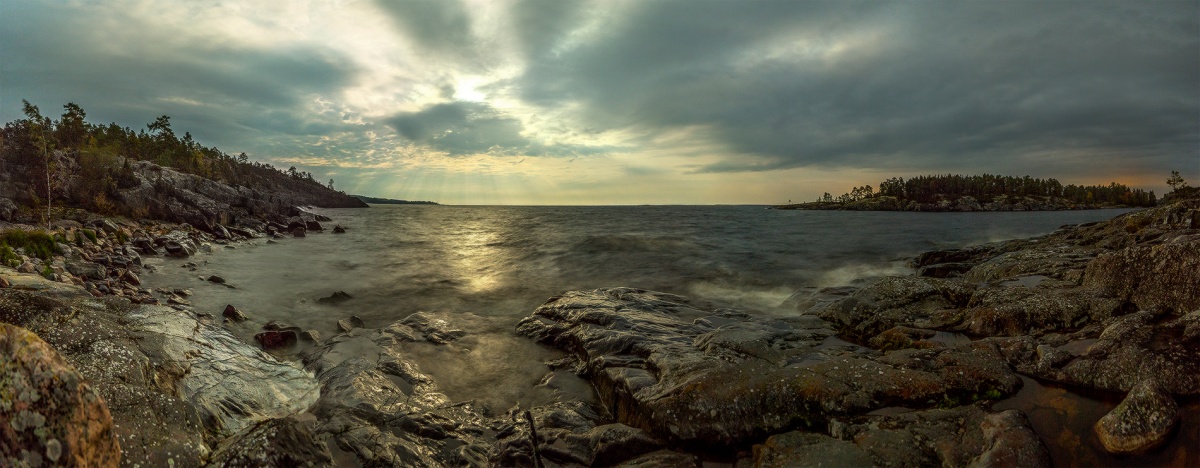 Helle Mond über den Schären.