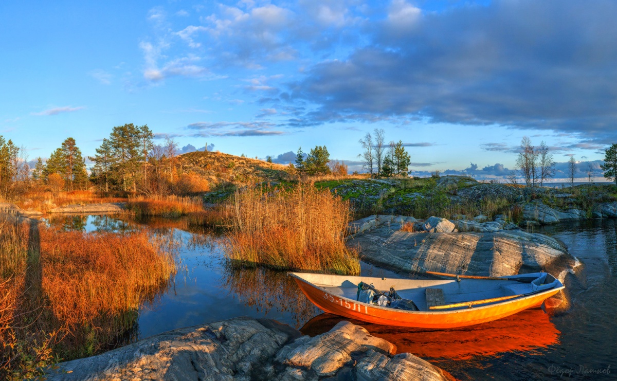 Schwimmen durch den Herbst Märchen.