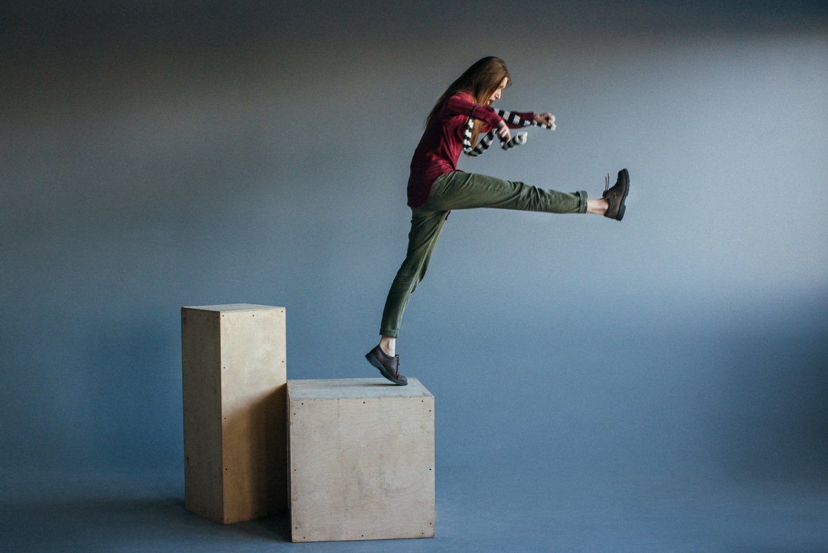 Mädchen auf einem Würfel