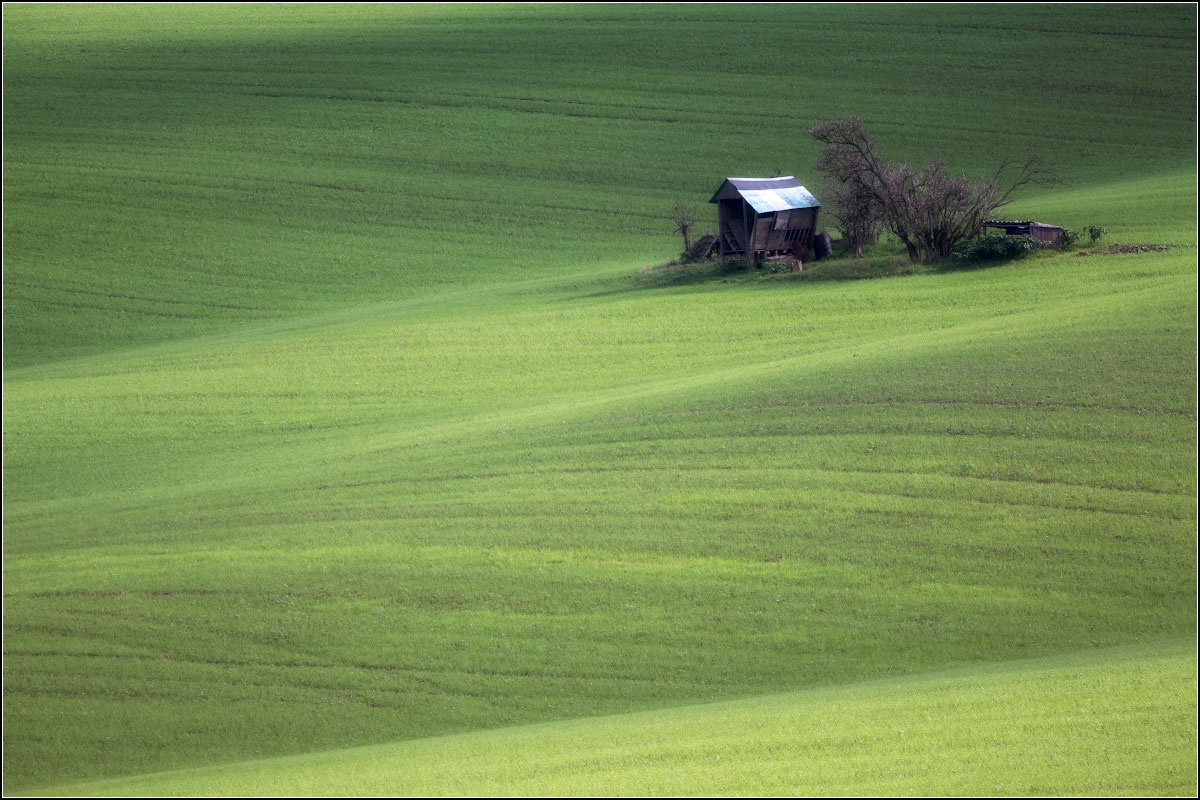 Zwischen den grünen Hügeln einsamen Hütte