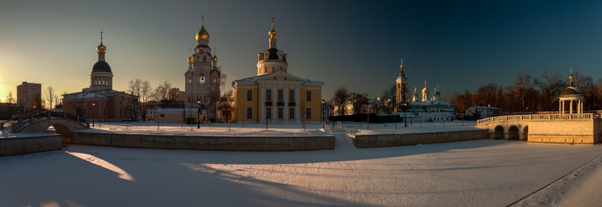 Winterabend im Vorort Rogozhskoy