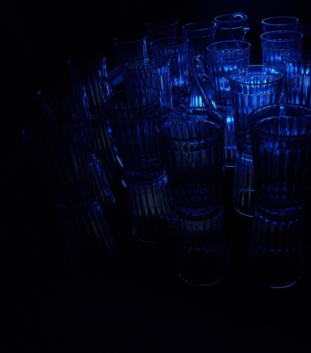 Kristall Schwäne, Frost, am frühen Morgen, Schwimmen unter den leeren Gläsern facettierten ...