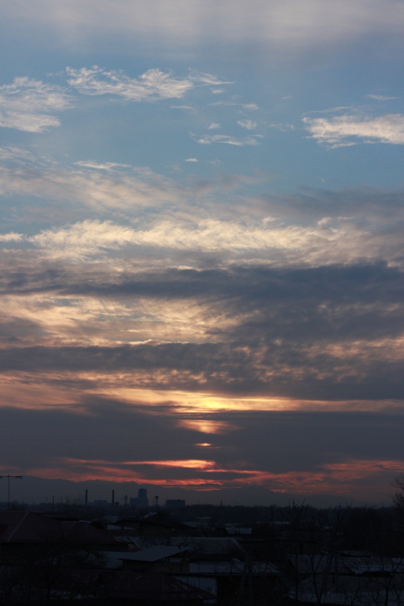 Sonnenaufgang hinter den Bergen