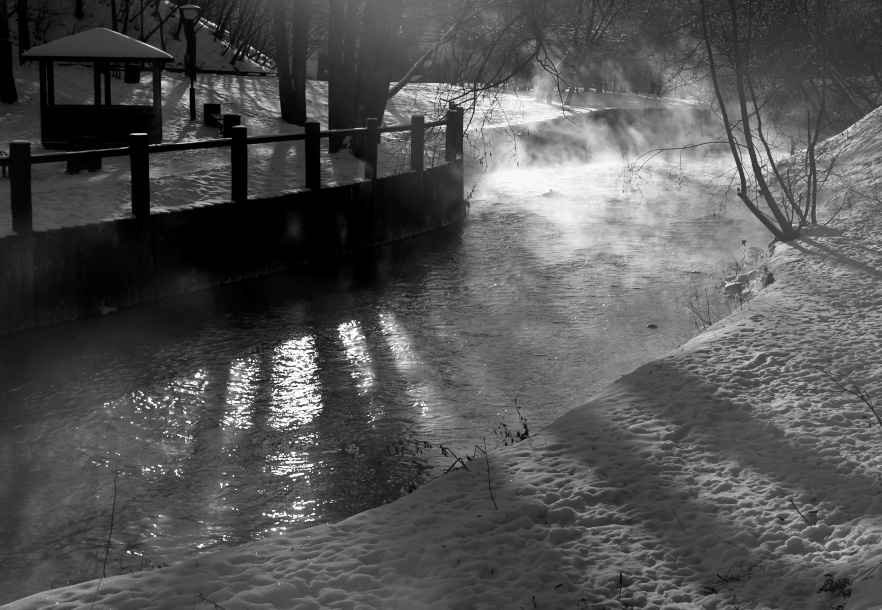 Licht und Schatten der Fluss im Winter