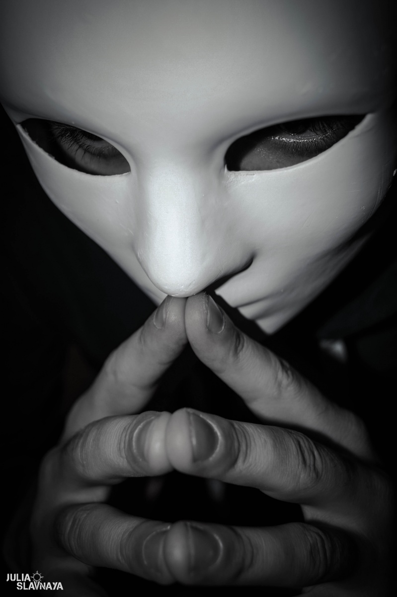 Maske in der Dunkelheit