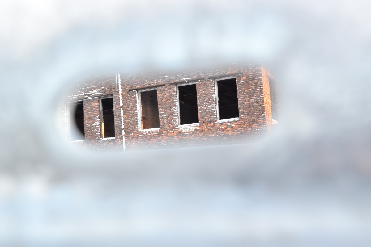 Hinter den Ruinen guckte