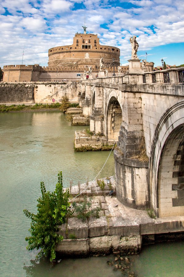 Brücke und Schloss St. Angela.
