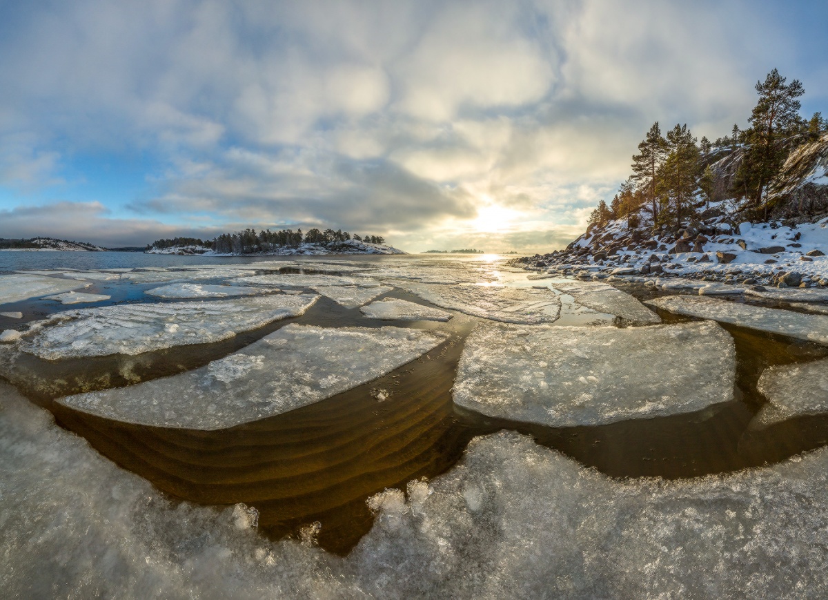 Sandstrand unter den Eisschollen.