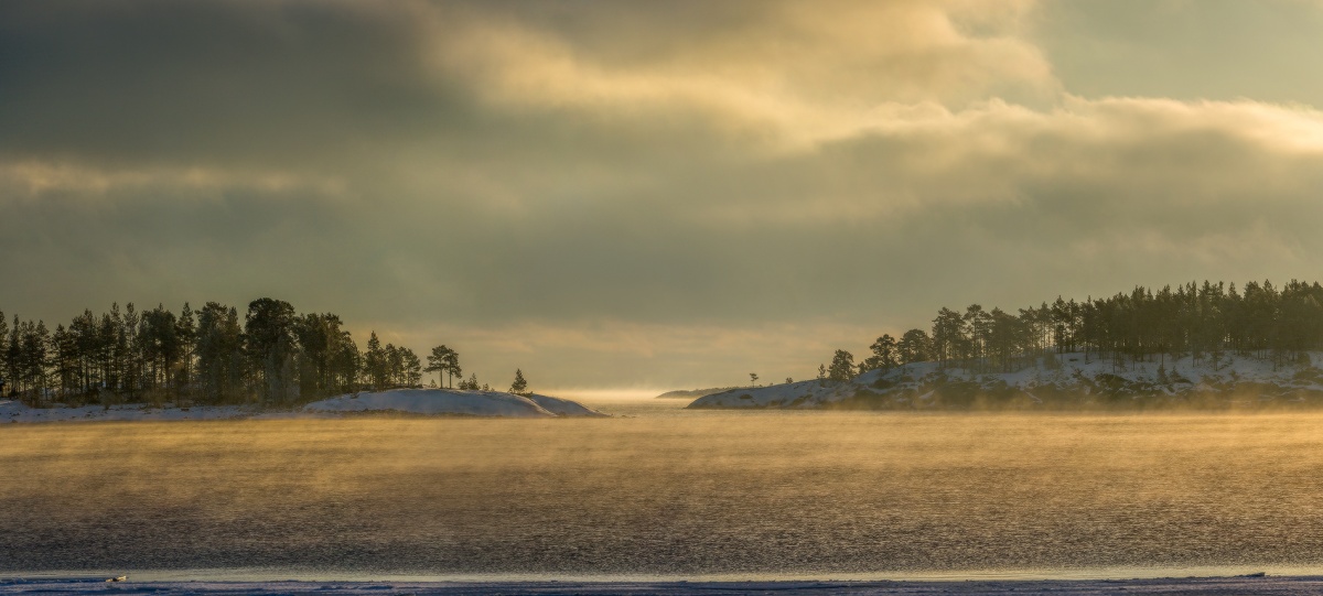 Dort, in der Ferne, dampfenden Nebel selbst Ladoga.