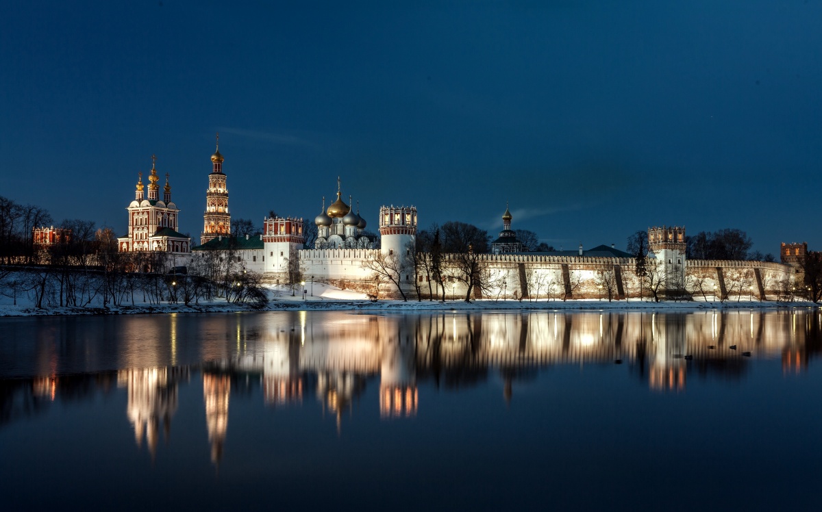 Am frühen Morgen an den Mauern des Klosters