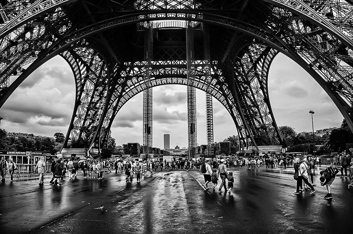 Paris unter der Stahlkonstruktion des Eiffelturms