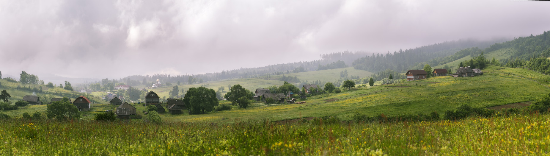 Über der Juni-regen in den Karpaten