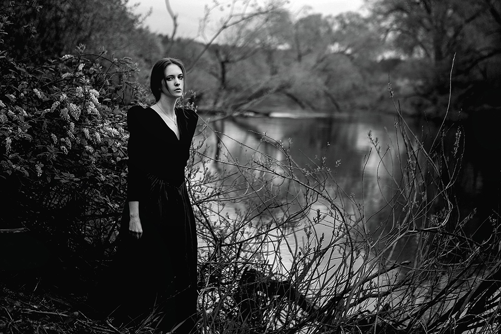 Mädchen mit einem Katzenkopf