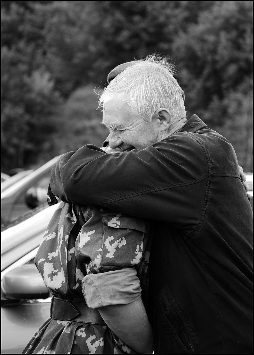 Vater umarmt seinen Sohn