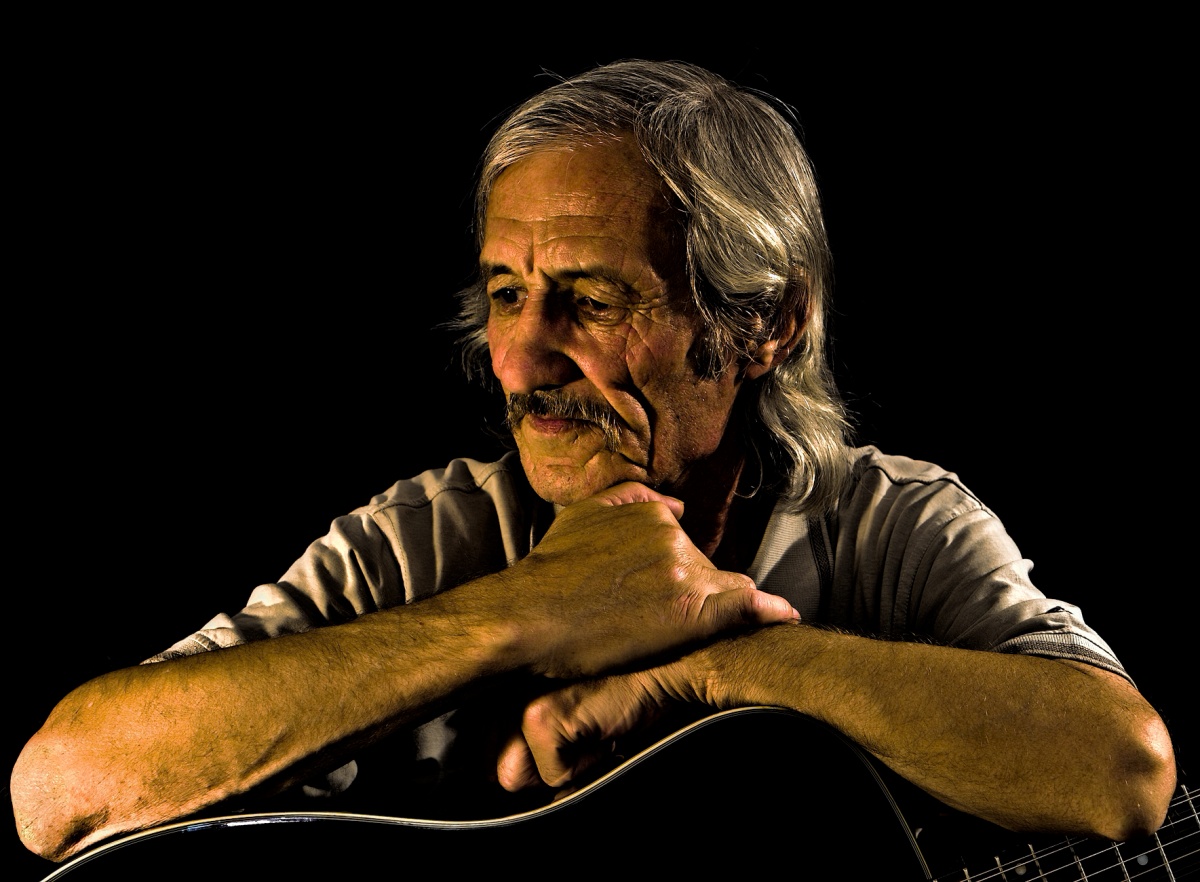 Portrait einer alten Gitarre