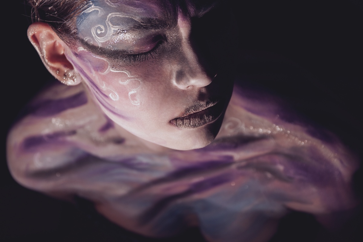 Farbe zwischen Licht und Schatten