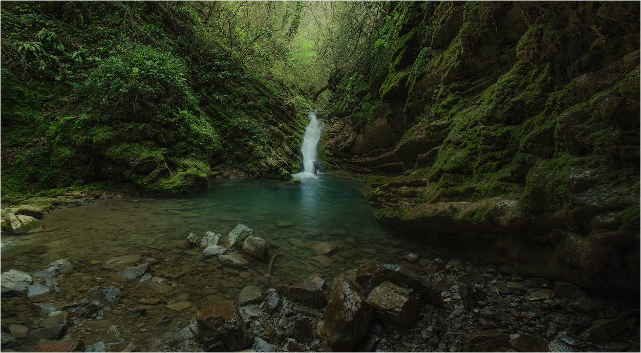 Wasserfall in einer Bergschlucht