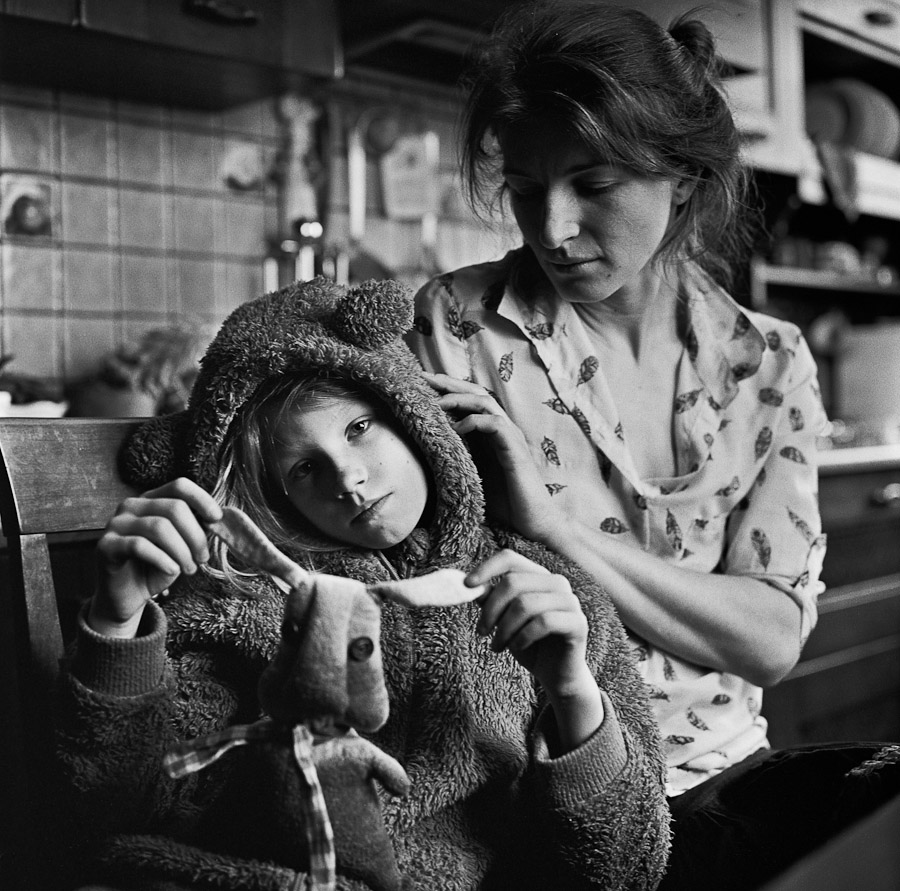 Masha (Hochformat mit ihrer Mutter und Hasen)