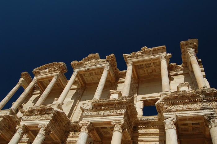 Gegenüber dem Haus der Liebe