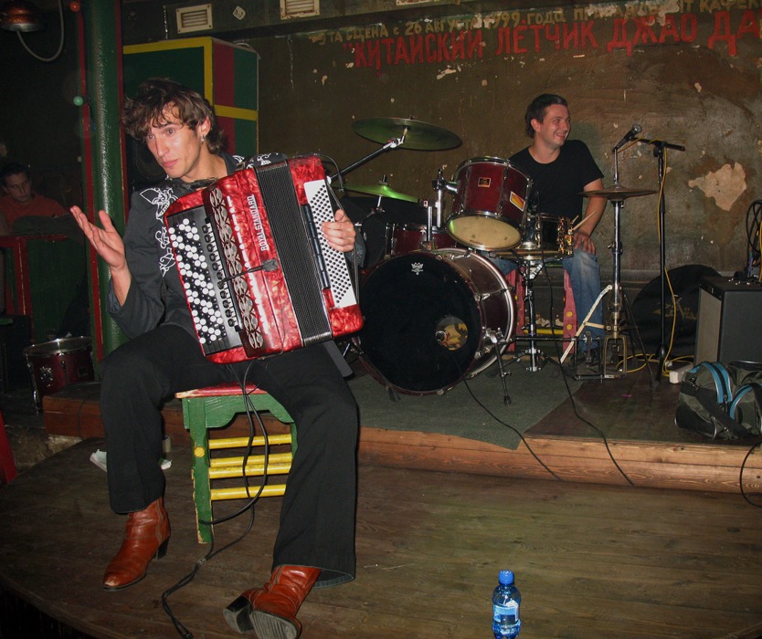 Ich spiele Mundharmonika