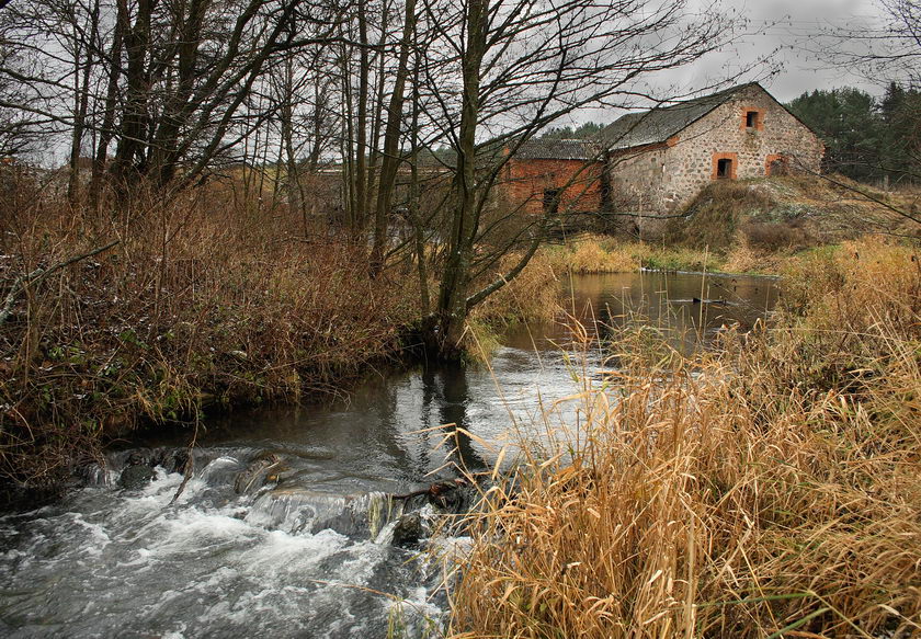 Herbst-Landschaft mit einer Wassermühle