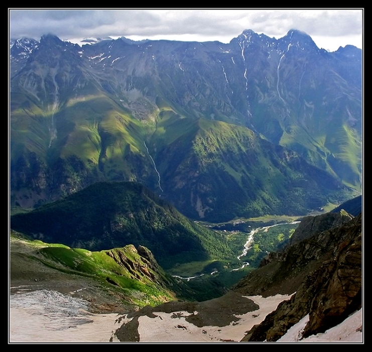 Das Spiel von Licht und Schatten in den Bergen ....