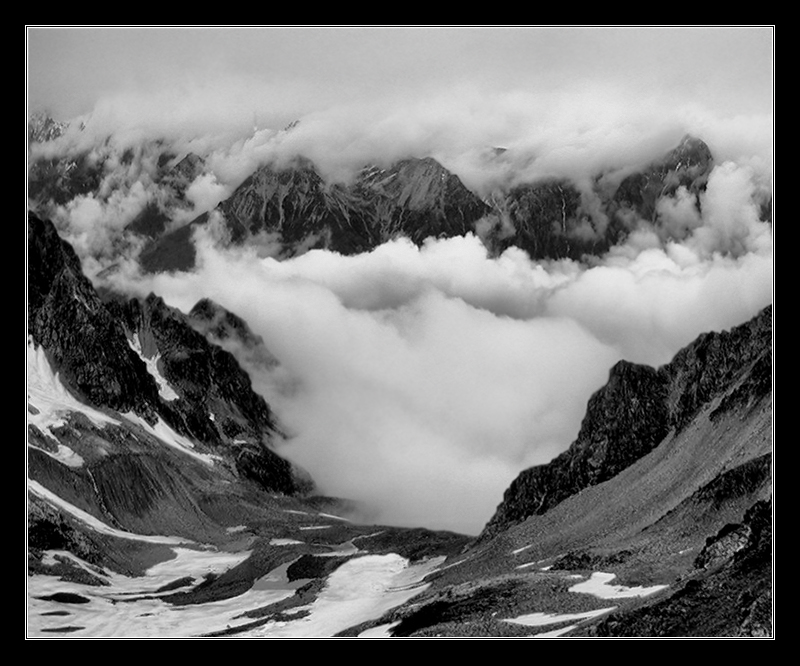 Berglandschaft mit Wolken ...