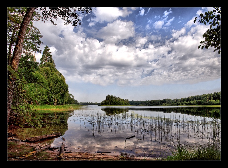 Oberhalb des Sees vorbeiziehenden Wolken ...