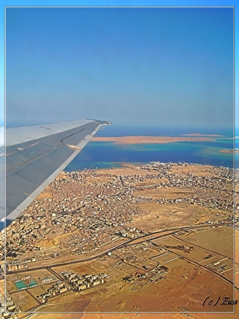 Unter der Tragfläche eines Flugzeugs singt ...