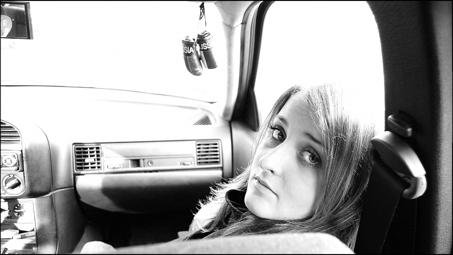 Mädchen mit traurigen Augen *