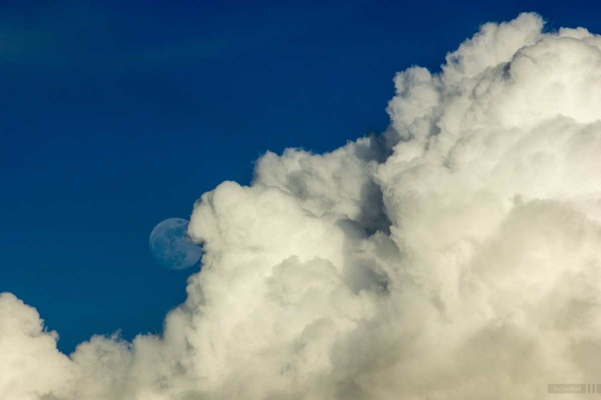 Der Mond in den Wolken