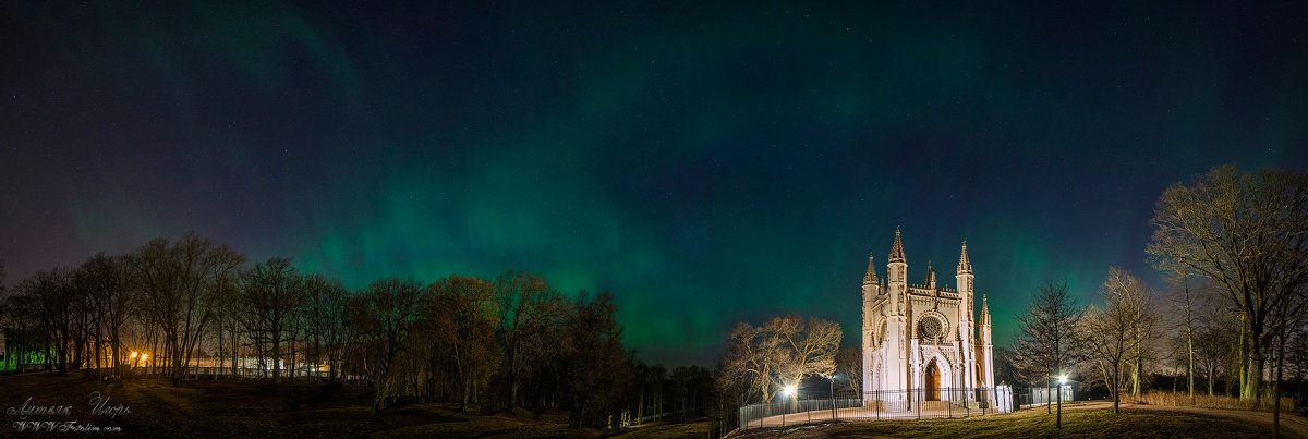 Peterhof. Nordlichter über gotische Kapelle