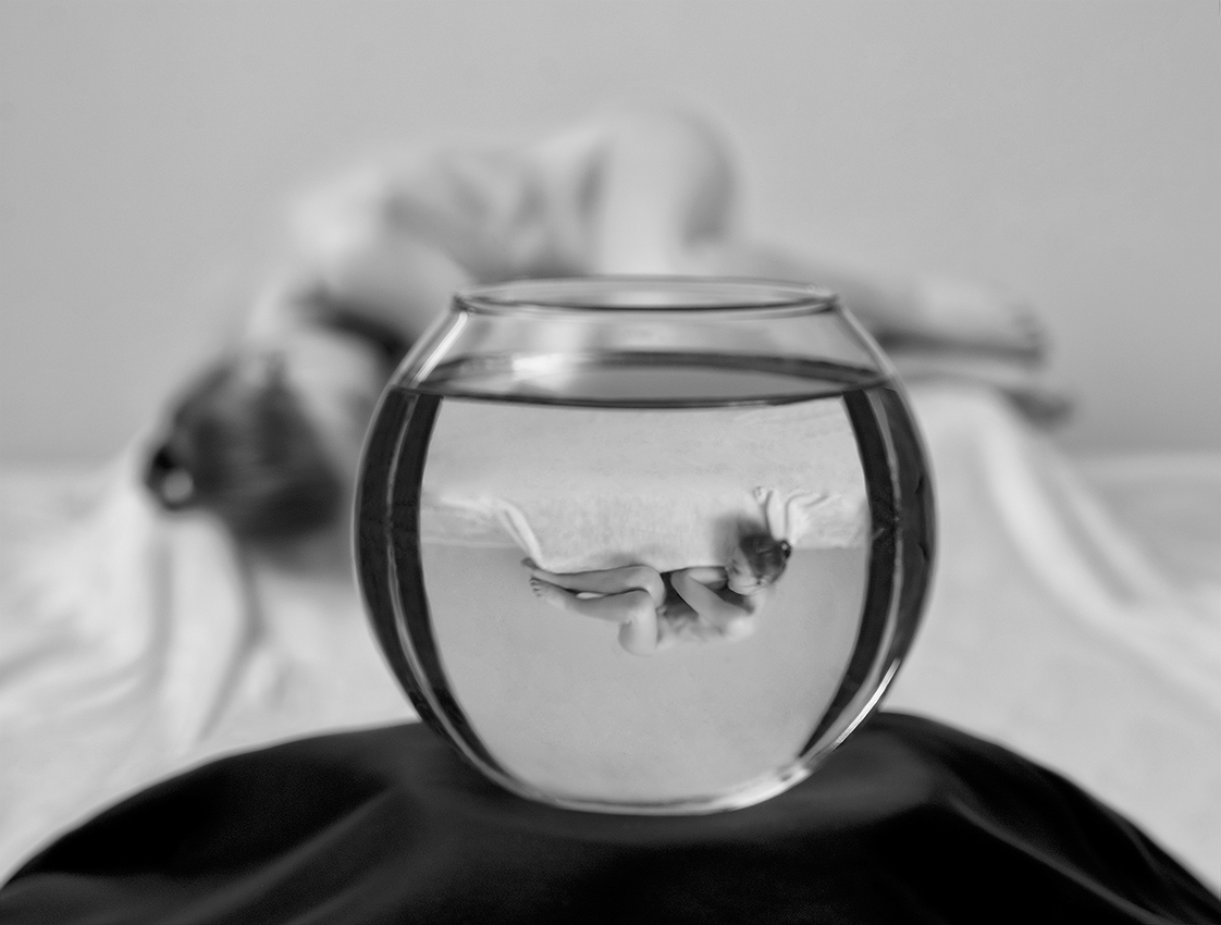 Mädchen und Weinglas