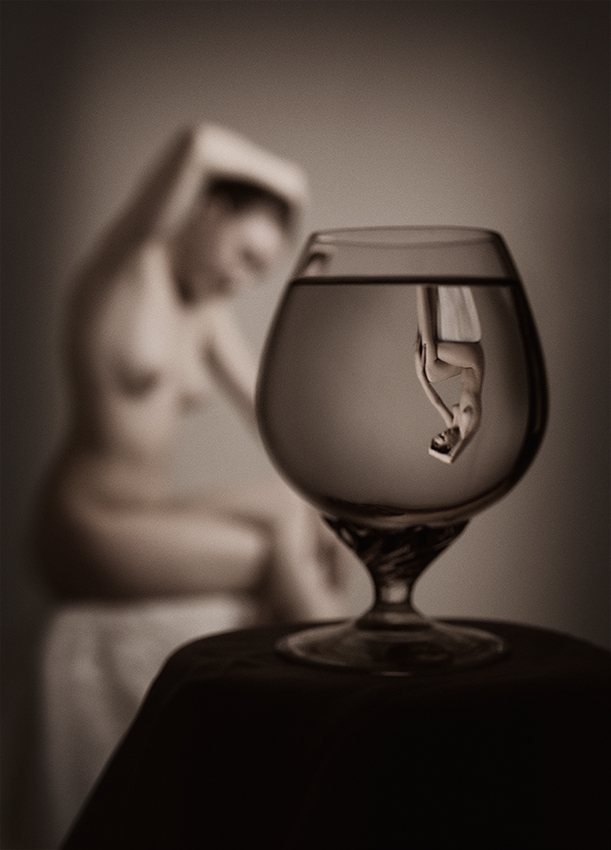 Mädchen und Weinglas